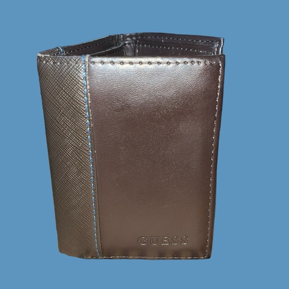 Guess Trifold - Picture 3 of 7